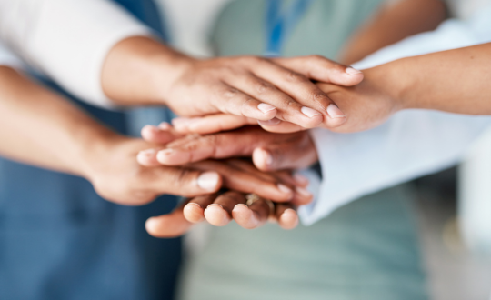 allemaal handen op elkaar