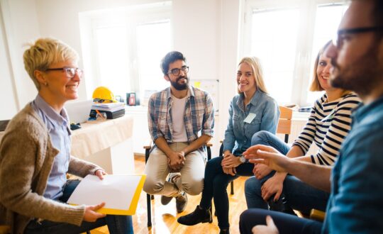 Mensen in een kringgesprek