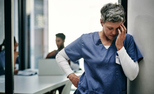 vrouw die zich zorgen maakt